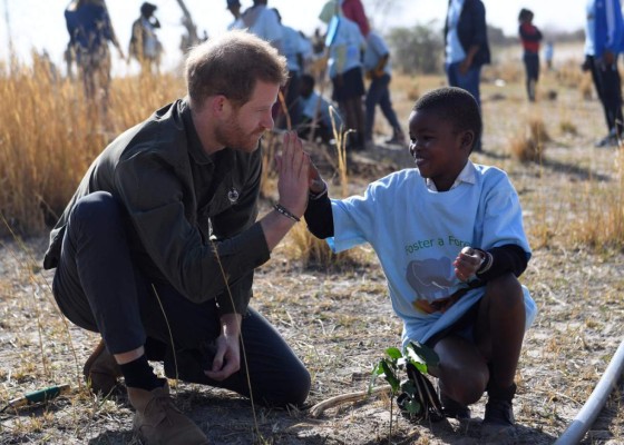 Príncipe Harry sigue pasos de Diana caminando en campo de minas en Angola