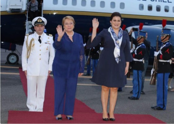 Presidenta de Chile llega a Honduras para reunirse con JOH