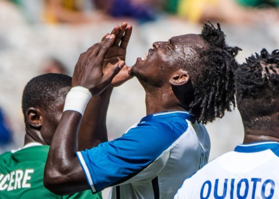 Video: El increíble fallo de Elis contra Nigeria