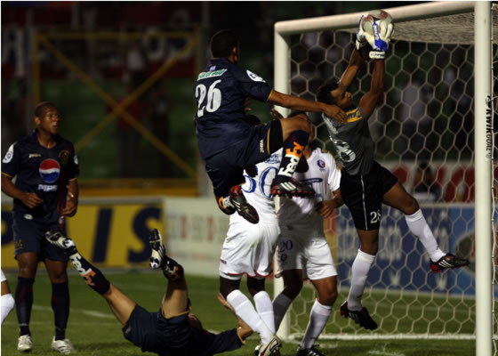 Olimpia recupera la cima
