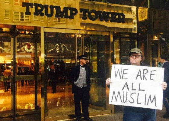 Michael Moore entra en la Trump Tower: 'Estoy aquí, quiero hablar con usted'