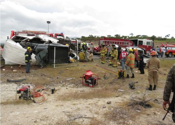 Sube a 13 la cifra de muertos en accidente de un autobús militar