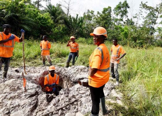 La modelo que descubrió una mina de oro y diamantes en África