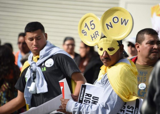 California elevará el salario mínimo a 15 dólares por hora