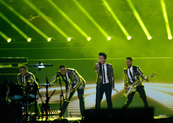 Espectáculo de Bruno Mars opacado por fuegos artificiales
