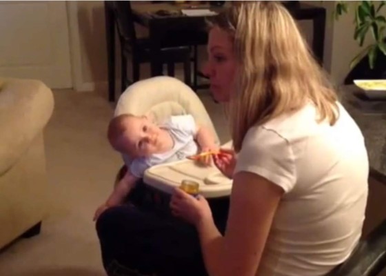 Bebé utiliza su gracia y encanto para llamar la atención de su madre