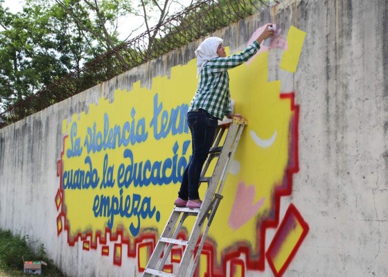 Transforman los muros en preciosos murales para fortalecer la convivencia