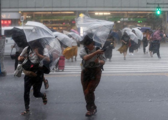 Otra tormenta tropical alcanza a Japón