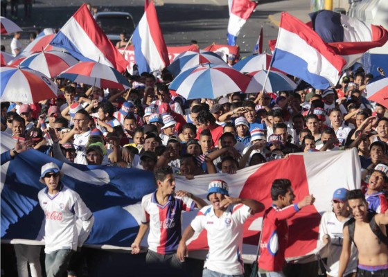 La Ultra Fiel llegó al estadio con tradicional caminata