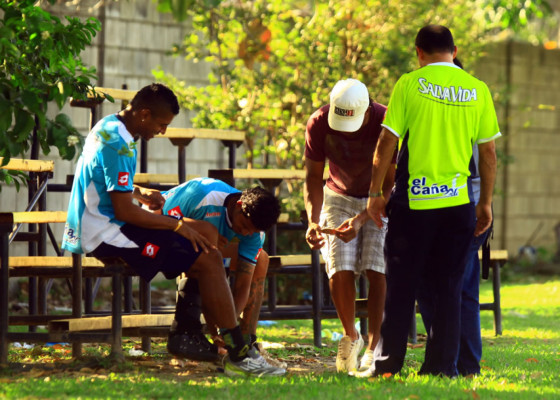 Confirmado: Carlo Costly estará de baja dos semanas
