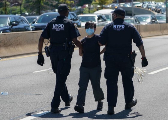 Detienen a hermanas por lanzar bomba molotov a la Policía de Nueva York