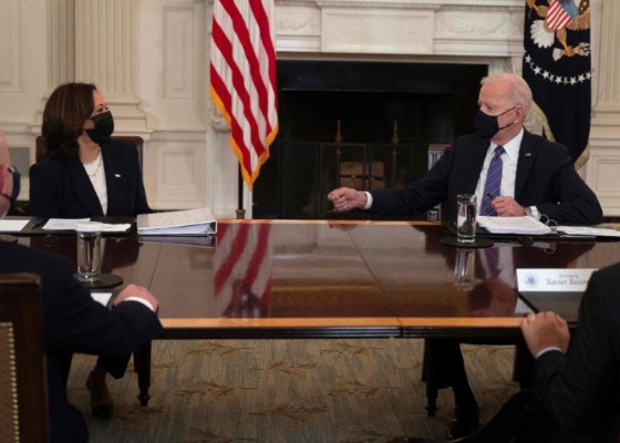 Biden encarga a Kamala Harris crisis de migrantes en la frontera de Estados Unidos