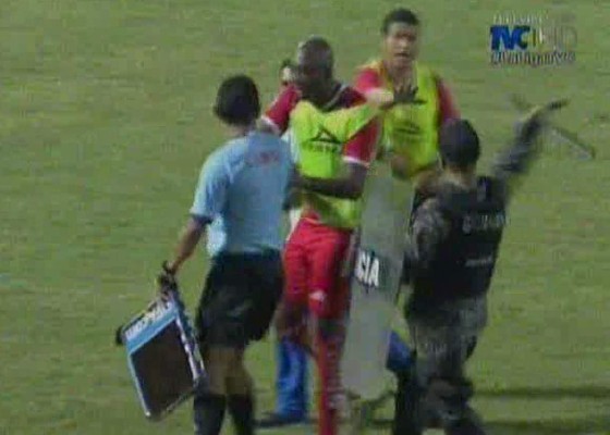 Video: Polémica agresión de un policía a miembro de la Real Sociedad