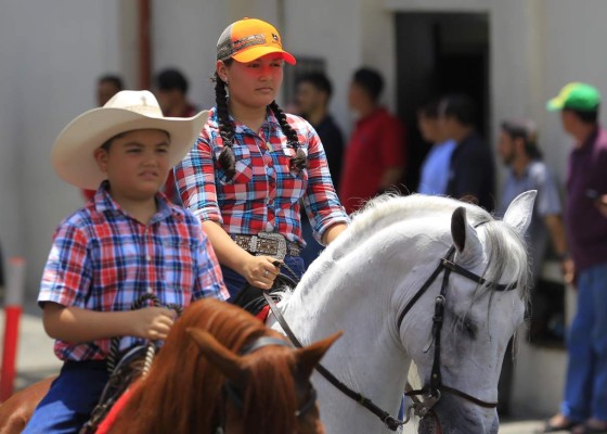 Con desfile hípico inicia la exposición ganadera de la Agas