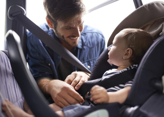 Los bebés deben usar el asiento orientado hacia atrás