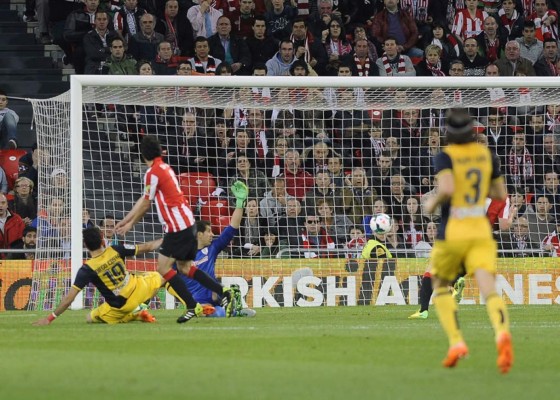 El Atlético aguanta la presión y se mantiene en la punta de la Liga