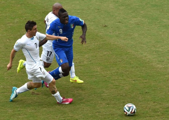 Uruguay se mete a octavos y manda a Italia de regreso a casa
