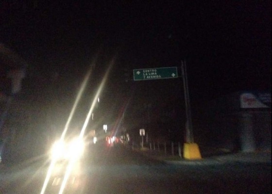 Entre memes y fotos hondureños repudian apagones de la Enee