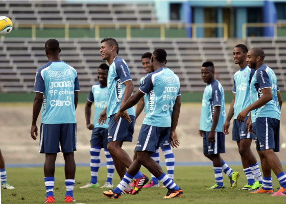 Suárez paró el mismo once en el estadio Nacional de Kingston