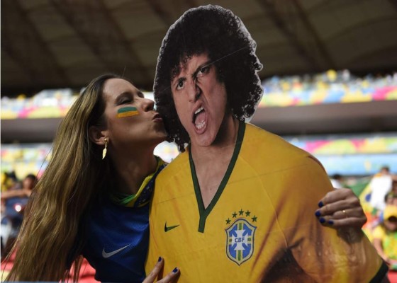 Hinchas brasileños abuchean a Scolari y aplauden a David Luiz