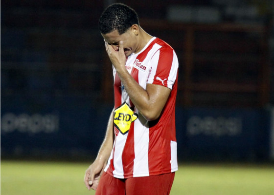 Platense sale a flote y complica al Vida