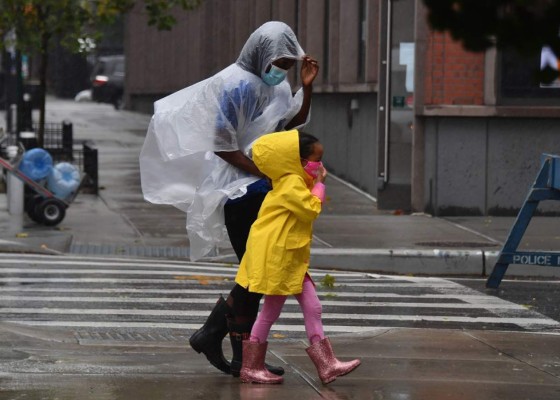 Nueva York se prepara para la llegada de la tormenta Isaías