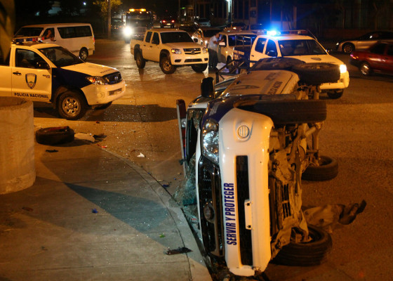 Vuelca patrulla policial en colisión con turismo