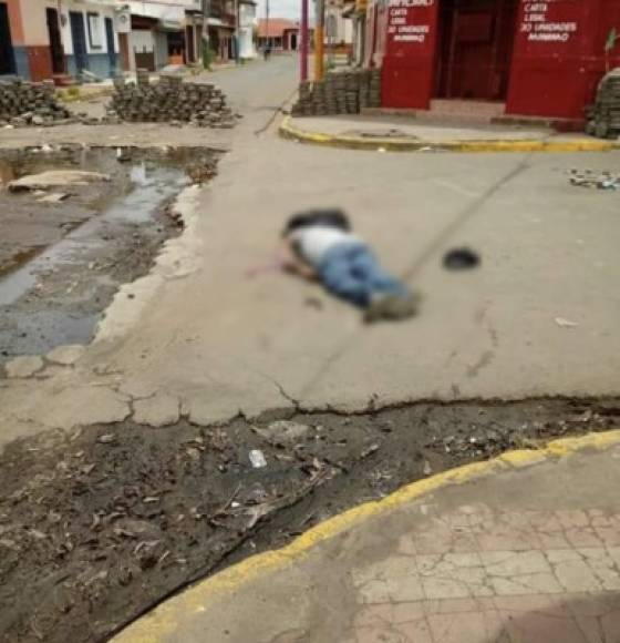 El cuerpo de una de las víctimas de la policía quedó tirado en plena calle./Foto: Twitter Tim Rogers.