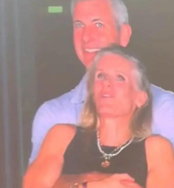 Escándalo corporativo: CEO y jefa de recursos humanos pillados en concierto de Coldplay