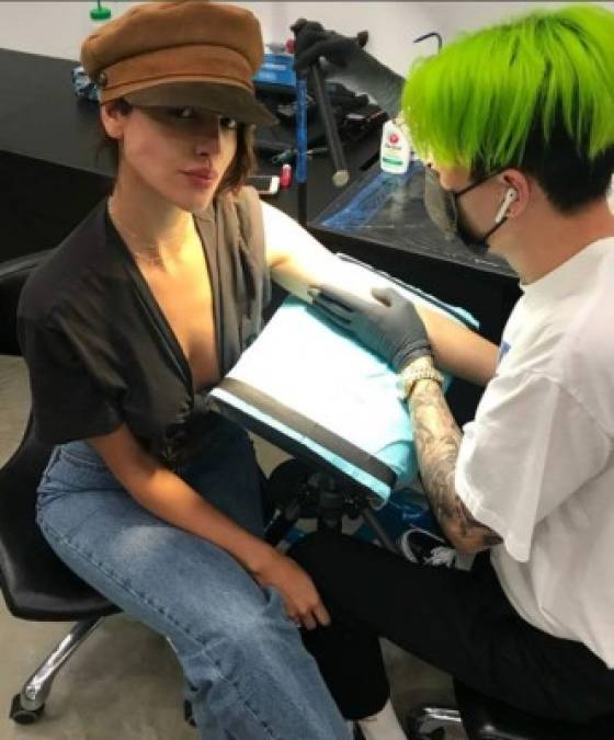 Este miércoles Eiza compartió una foto del proceso de su nuevo tatuaje, hecho por el artista MR. K, mismo que ha tatuado a otros famosos como Joe Jonas y el futbolista Javier Hernández.