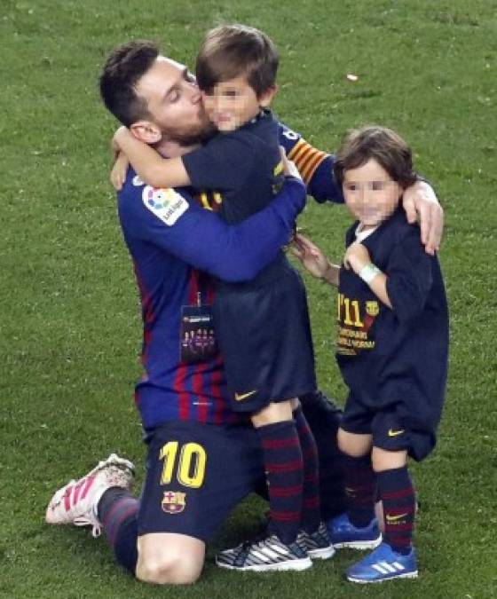 Messi se abraza, muy emocionado, sus hijos Thiago y Mateo. Foto EFE