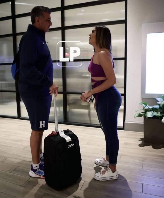 Esta guapa chica se acercó a platicar con Diego Vázquez en el lobby del hotel de la Selección de Honduras. ¿Quién es ella?