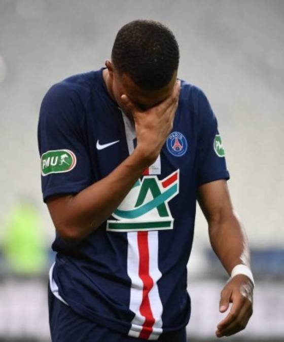 Mbappé logró pararse, pero no pudo seguir en el partido y tuvo que abandonar el campo, entre lágrimas.