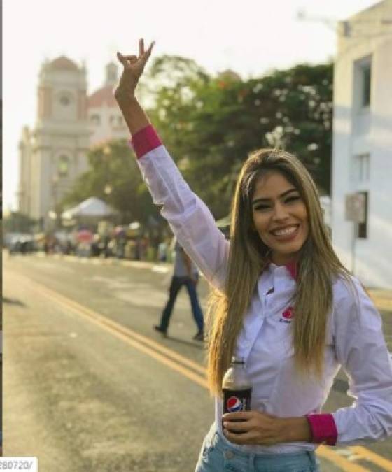 Mariela Lemus de Televicentro no se vistió de palillonas pero impuso su estilo en su transmisión.<br/>