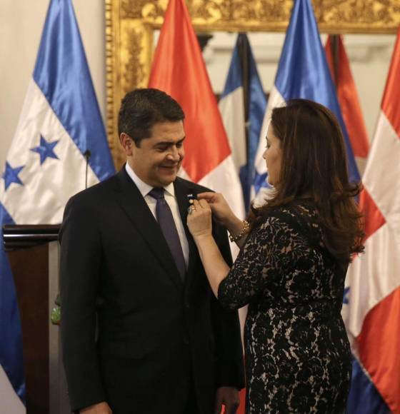 Respecto al dinero que supuestamente Juan Orlando Hernández recibió por parte de “El Chapo” Guzmán para la primera campaña electoral, Ana García desmintió categóricamente que sea verdad.