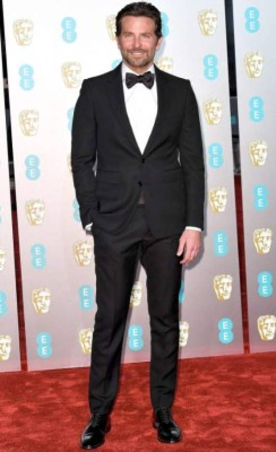 Bradley Cooper <br/><br/>El actor nominado al Óscar se ha unido a la soltería tras la ruptura con la modelo Irina Shayk, con quien estuvo durante cuatro años y es madre de su hija, Lea.<br/><br/>Se le relacionó con Lady Gaga, la presunta razón de su separación, pero la cantante fue captada con otro hombre poco después, por el momento el ojiazules permanece sin ningún interés amoroso.<br/>