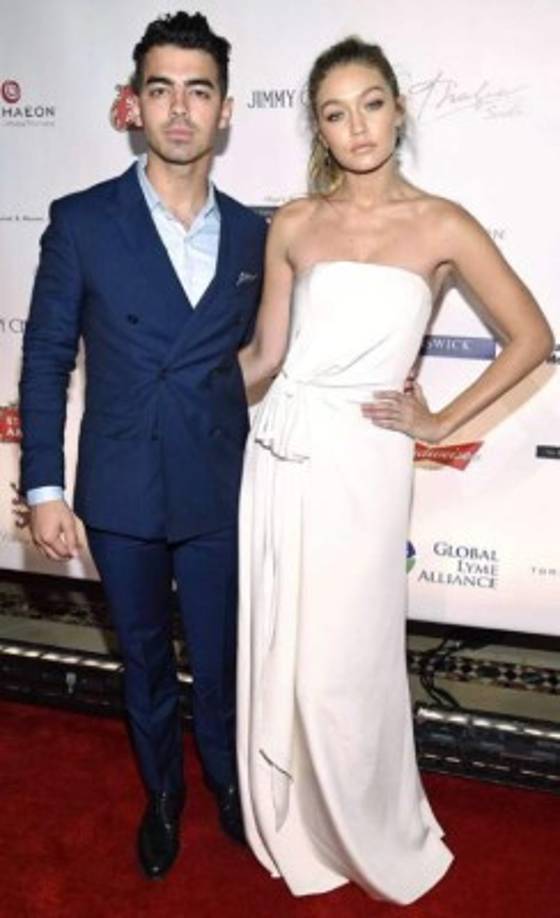 El cantante Joe Jonas volvió a sonreír junto a la modelo Gigi Hadid con quien paseaba su amor por las redes y las principales alfombras rojas, pero de un día para otro la pareja se acabó rompiendo en noviembre de 2015.<br/>