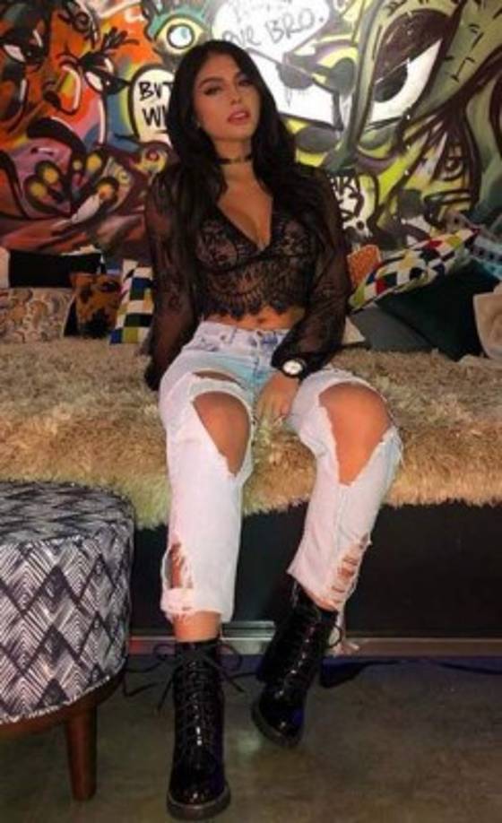 Con más de 819.000 seguidores en Instagram, Trivizas se hizo popular en esta red social por las fotografías que suele colgar en su perfil, modelando lencería y ropas de baño.