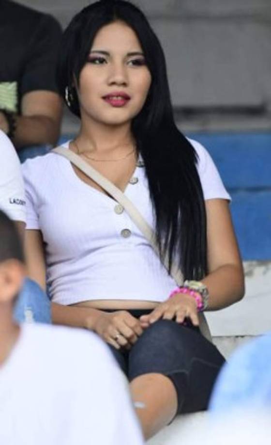 Esta joven fue otra de las que cautivó en el Real España vs UPN.