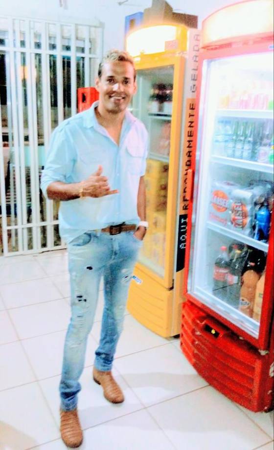 Everaldo Ferreira en la tienda vende dulces, bebidas alcohólicas, comida, refrescos etc.