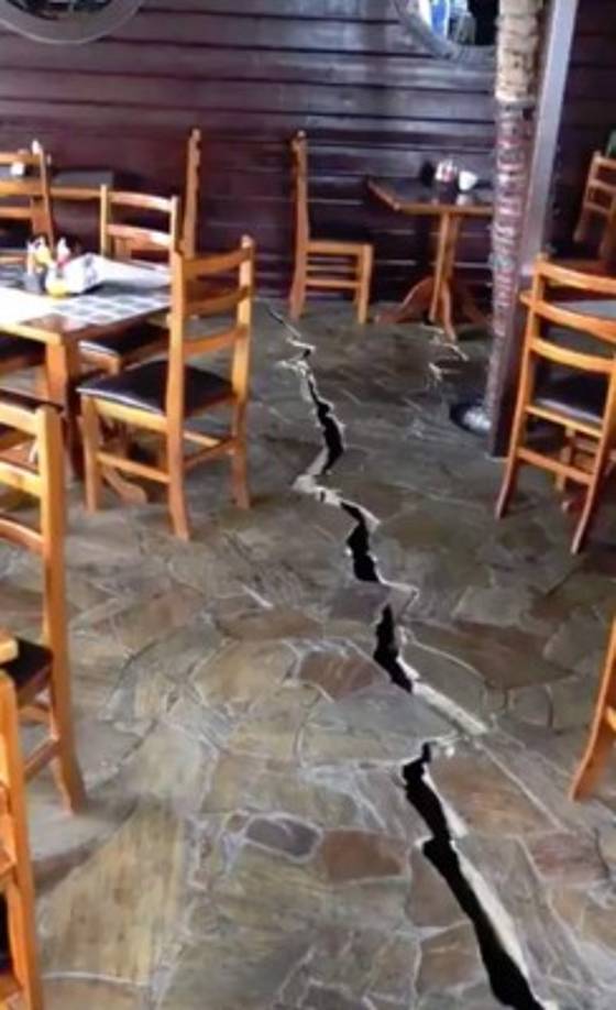 Los internautas han mostrado principalmente columnas de inmuebles quebradas, algunas paredes caídas y pisos agrietados tras los segundos que duró este temblor, que se convierte en el de más alta intensidad que ha vivido Venezuela y Trinidad y Tobago durante esta década.