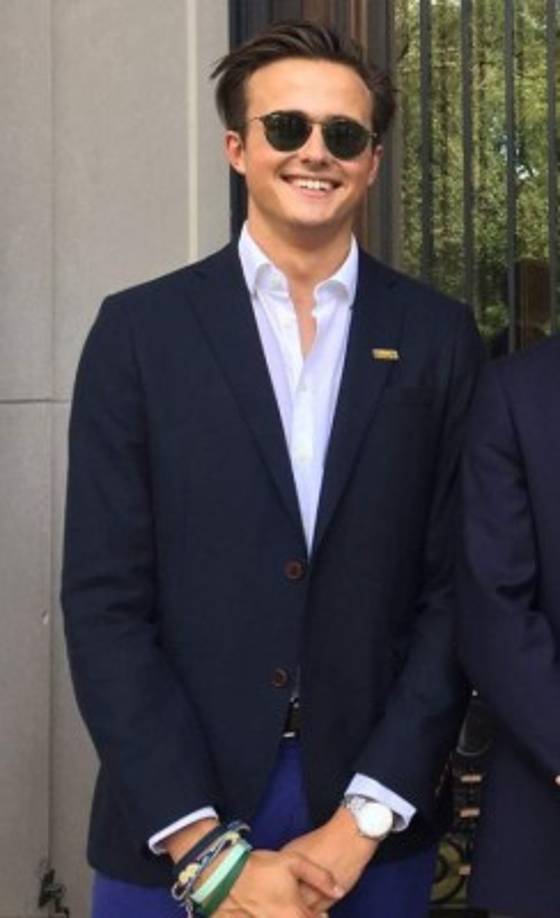 El padre de Rory reside en el pintoresco pueblo de Woodbridge, Inglaterra, junto a su esposa, Catherine, madre de Rory.