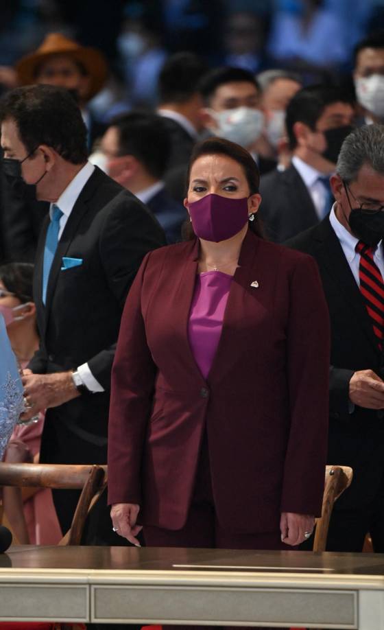 Un pantsuit color uva confeccionado en crepé; y complementado con una blusa y mascarilla en la misma gama fue la elección de Xiomara Castro para la investidura presidencial.