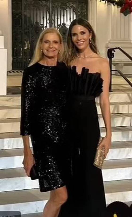 Bettina es hija del fallecido magnate de los negocios, Harry Loy Anderson Jr. Su madre, Inger Anderson, es una filántropa que reside en una mansión de 11.5 millones de dólares en Palm Beach. Ambas fueron captadas en un evento en Mar-a-Lago, propiedad de Trump.