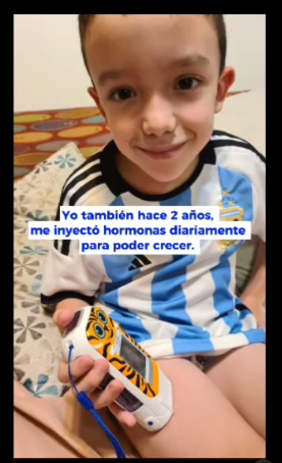 Y es que el pequeño oriundo de San Carlos de Bariloche tuvo que empezar a inyectarse hormonas para atacar un déficit de crecimiento, lo mismo que tuvo que hacer Messi en su preadolescencia: “Es por eso que te elegí como mi héroe y mi mejor ejemplo. Al verte, ya no le tengo miedo a mi tratamiento para crecer”.