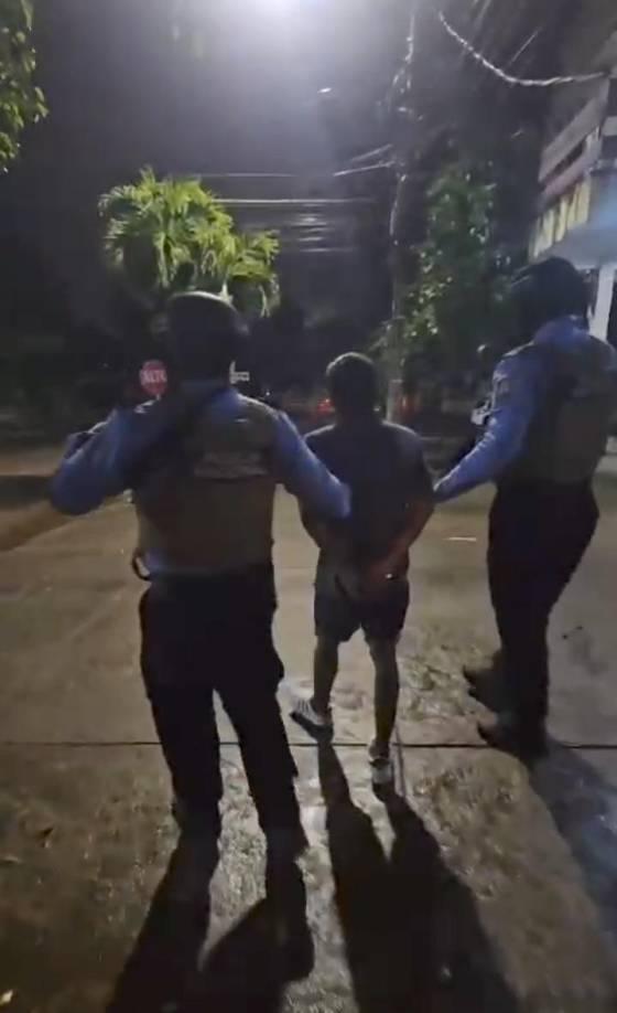 De acuerdo con la información proporcionada por la policía, alias “Chentío” tenía el rango de “paisa” dentro de la estructura criminal de la pandilla 18, siendo responsable de la comercialización de sustancias ilícitas en el sector.