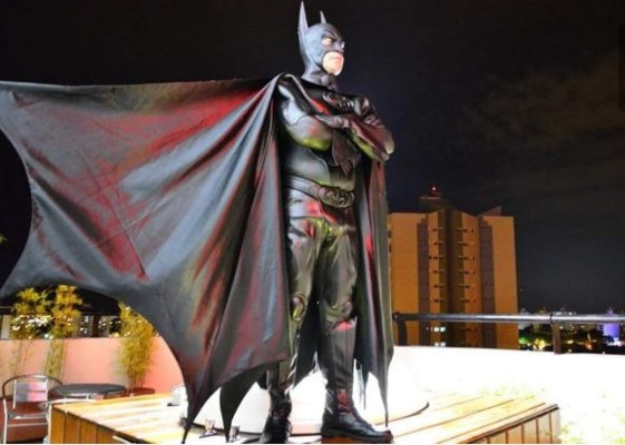 'Batman' brasileño detiene a ladrón que le robó su celular en Sao Paulo