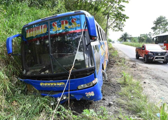 Se accidenta bus con pasajeros al fallarle los frenos en Atlántida