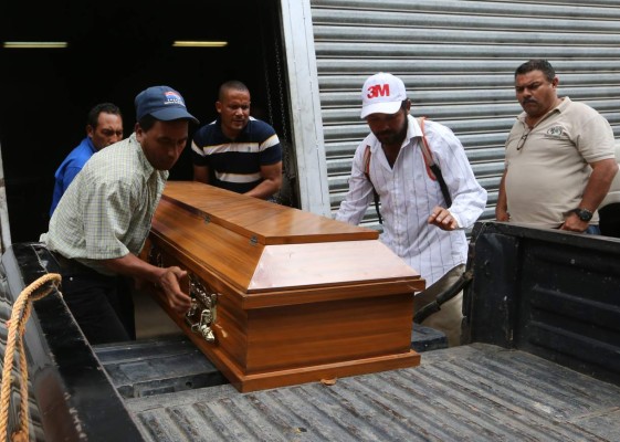 Hallan cadáveres de dos hombres acribillados en medio de carretera