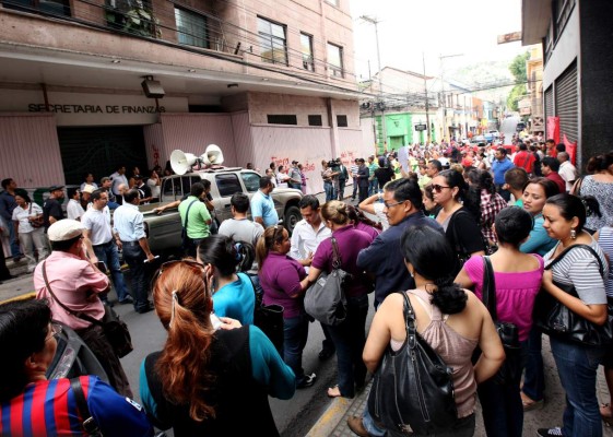 Listo aumento salarial de L800 para empleados públicos y maestros